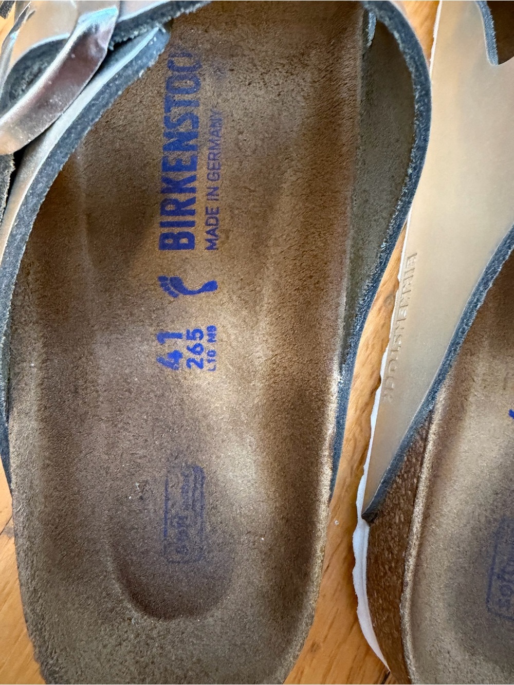 Birkenstock women’s Metallic Silver Arizona Sandal, softbed, size 41 narrow - Picture 3 of 9